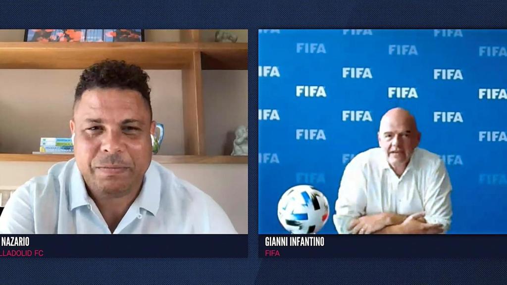 Ronaldo Nazario y Gianni Infantino, durante el World Football Summit