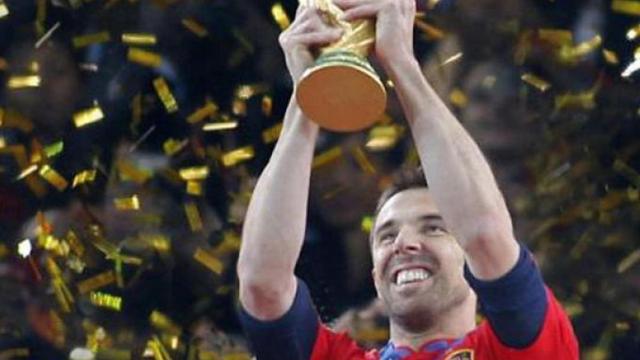 Carlos Marchena levanta la copa del Mundial de Sudáfrica 2010