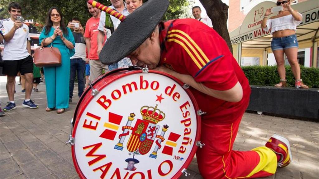 Manolo 'El del Bombo' con su instrumento