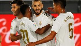 Los jugadores del Real Madrid felicitan a Benzema por su gol al Alavés