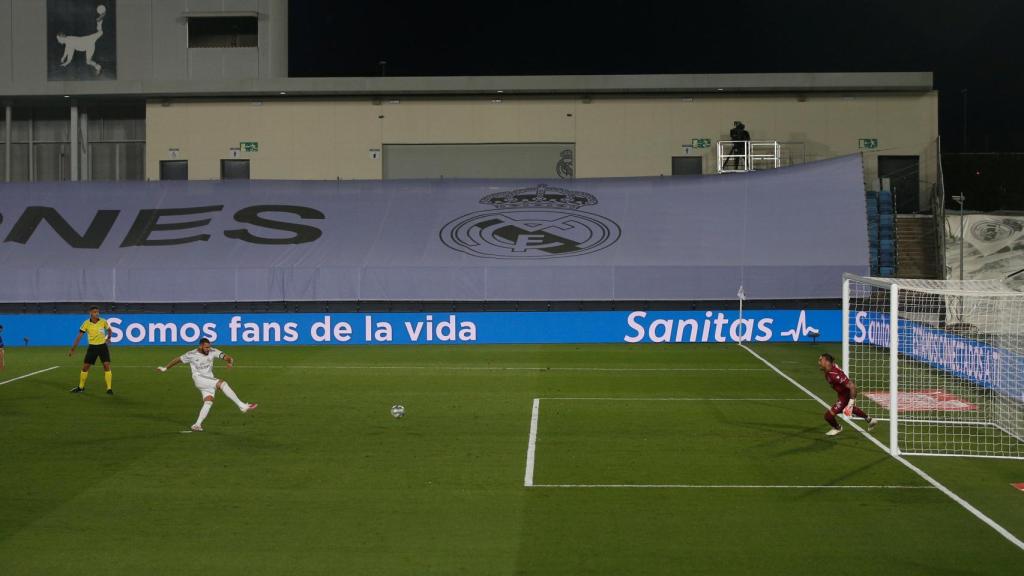 Karim Benzema adelanta al Real Madrid desde la línea de penalti