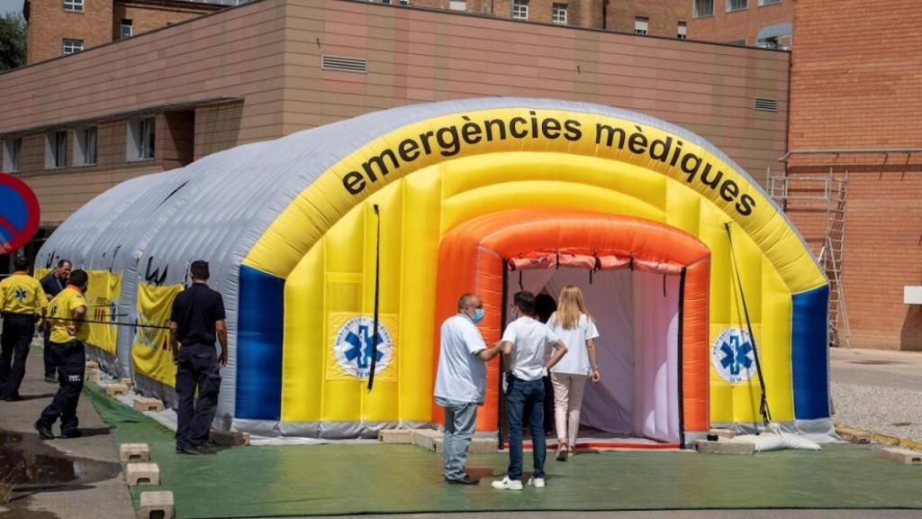 Hospital de campaña montado en el recinto del hospital Arnau de Vilanova de Lleida. Efe