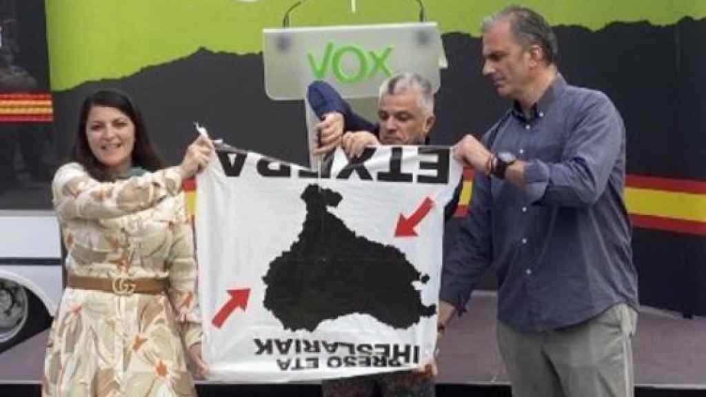 Macarena Olona, Niko Gutiérrez y Javier Ortega Smith en el mitin de Vox en Baracaldo.