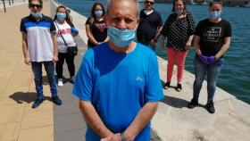 Diego Cazorla, antiguo patrón de barco y padre del marinero desaparecido, Ivan Cazorla, posa junto a otros familiares.