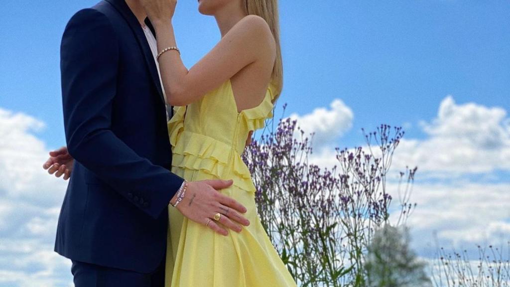 Brooklyn Beckham y Nicola Peltz, en la foto con la que han anunciado su boda.