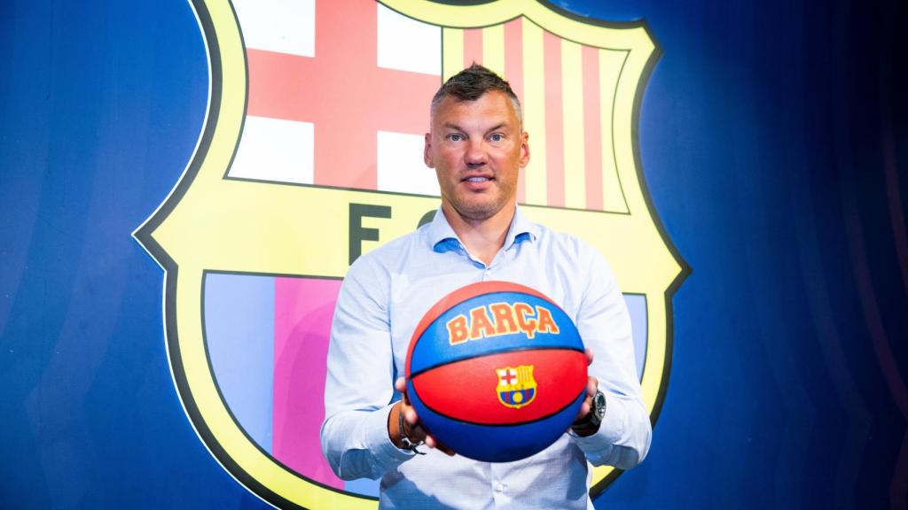 Sarunas Jasikevicius posa con el escudo del Barça