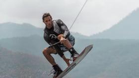 El actor Sebastian Rulli practicando wakeboard