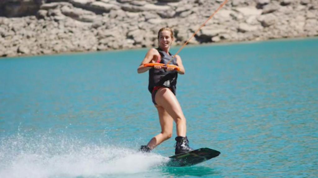 Kira Miró haciendo wakeboard