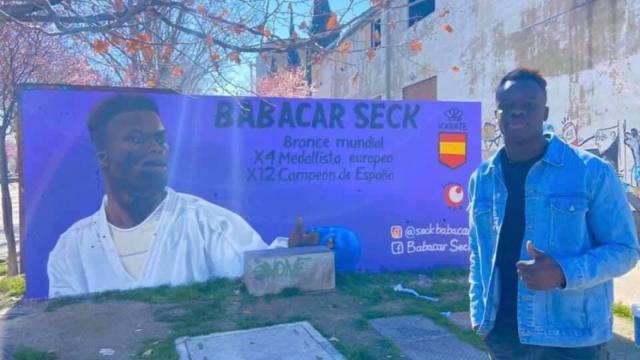 El karateca Babacar Seck, junto a su mural homenaje