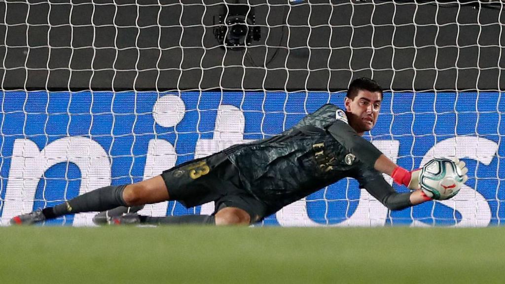 Courtois detiene un balón frente al Alavés