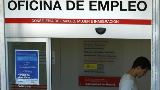 Un joven, en una oficina de empleo.