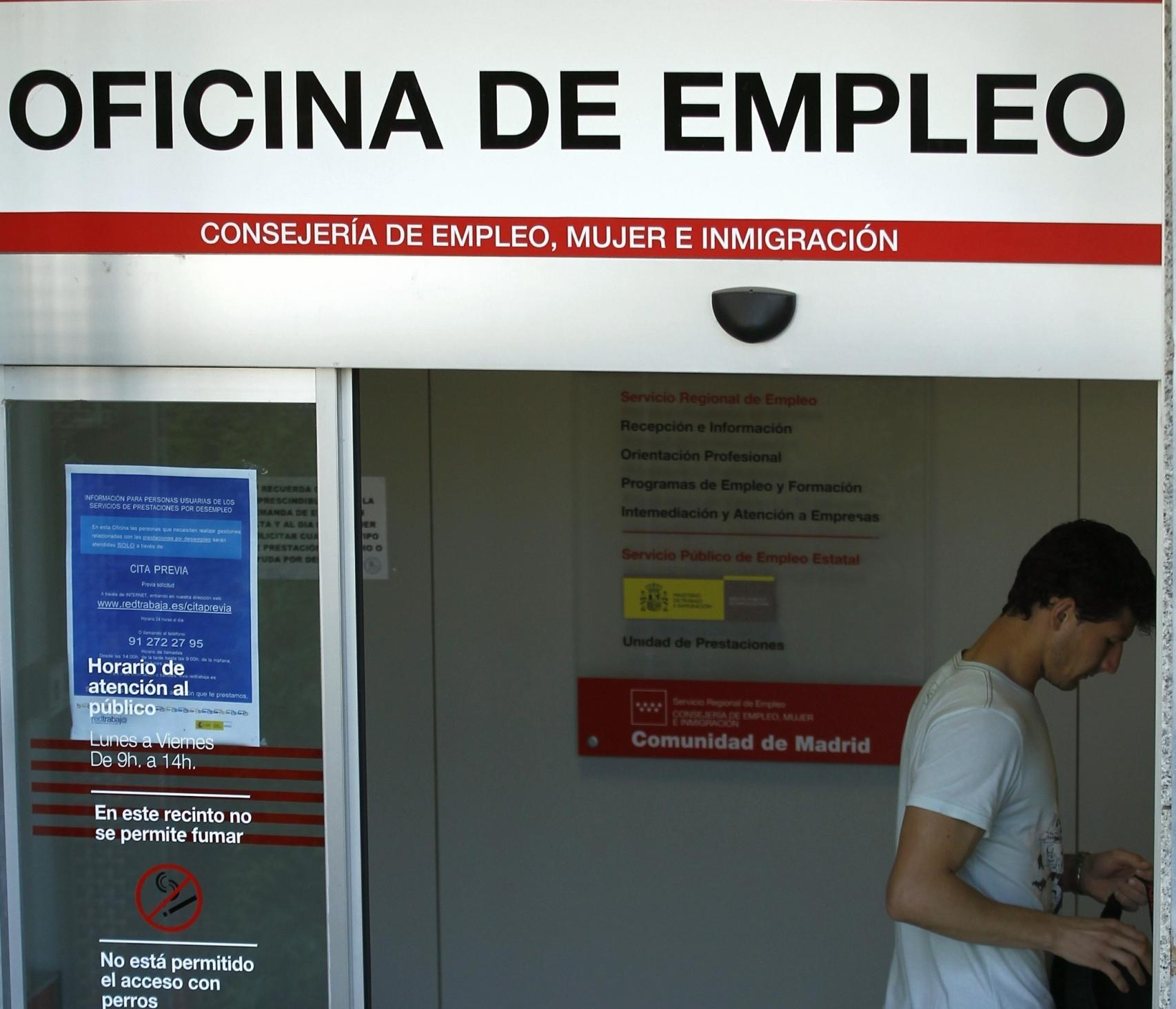 Un joven, en una oficina de empleo.