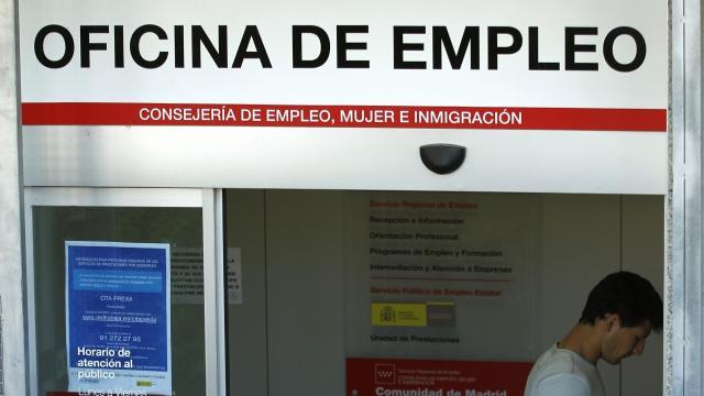 Un joven, en una oficina de empleo.