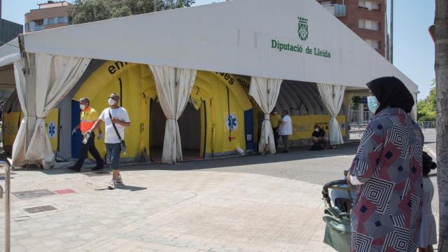 Vista de los albergues y pabellones deportivos para alojar a los temporeros en Lérida.