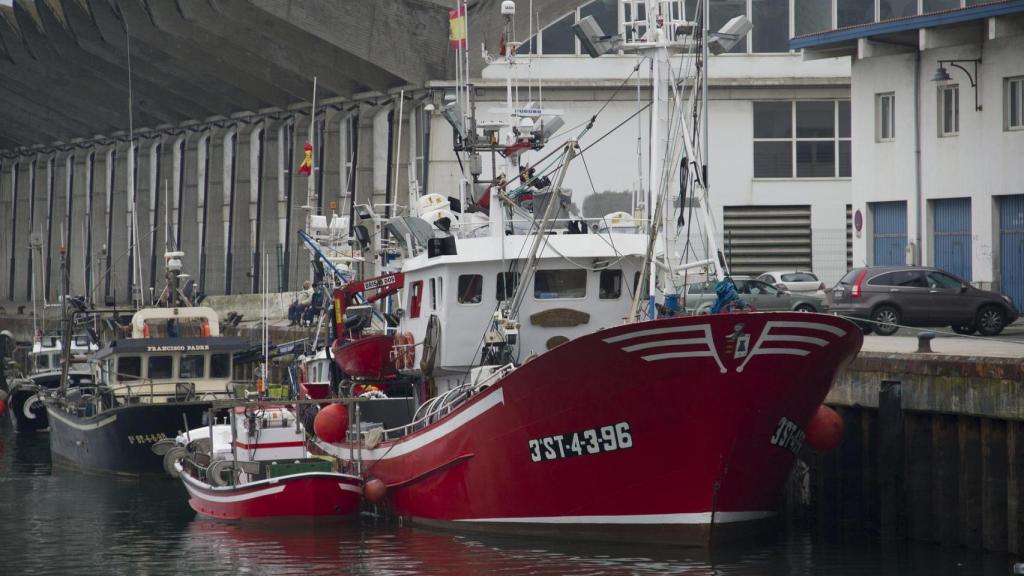 Dos marineros de un pesquero gallego atracado en Cantabria dan positivo por coronavirus