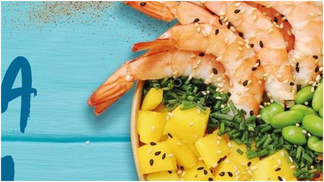 Envío de comida… a la playa: Mahalo Poké de A Coruña acerca platos sanos a los bañistas