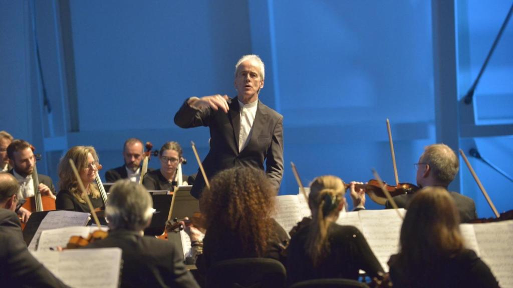 El director Paul Daniel dirigiendo a sus músicos.