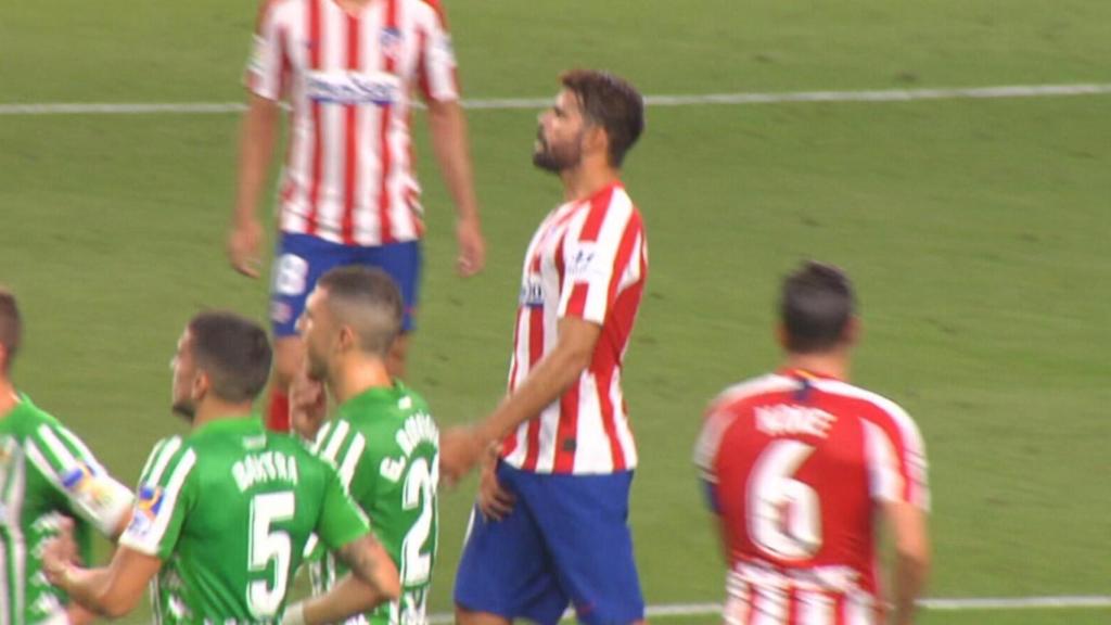 Diego Costa y su gesto hacia el banquillo del Betis