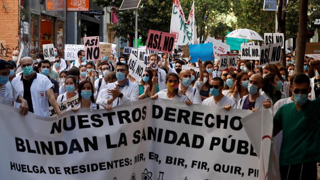 Los MIR se manifiestan en Madrid y piden mejores condiciones laborales.