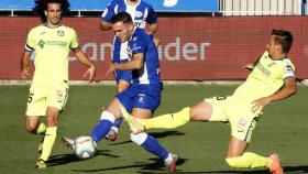 El delantero del Alavés Lucas Pérez disputa un balón frente a Maksimovic, del Getafe