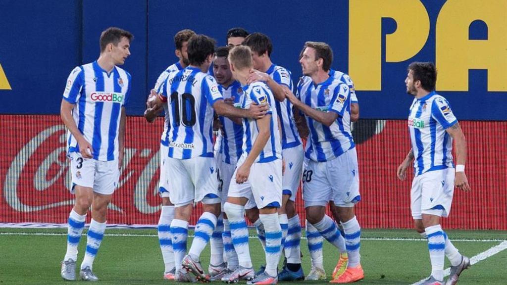 Piña de los jugadores de la Real Sociedad para celebrar un gol ante el Villarreal en La Liga