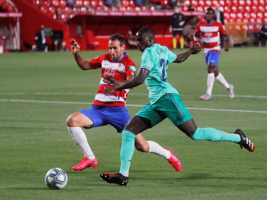 Mendy dispara y marca ante la portería del Granada