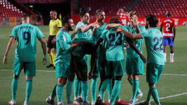 Los jugadores del Real Madrid celebran el gol de Mendy al Granada