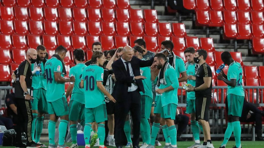 Zidane le da órdenes a los jugadores del Real Madrid durante una pausa para la hidratación