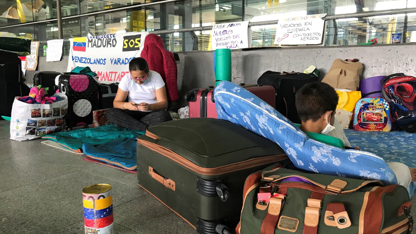 Imagen de los venezolanos varados en Barajas.