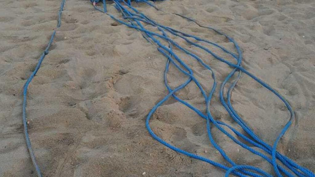 Las cuerdas utilizadas para parcelar la playa.