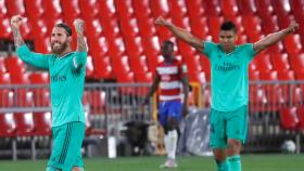 Sergio Ramos y Casemiro celebran en el Nuevo Los Cármenes