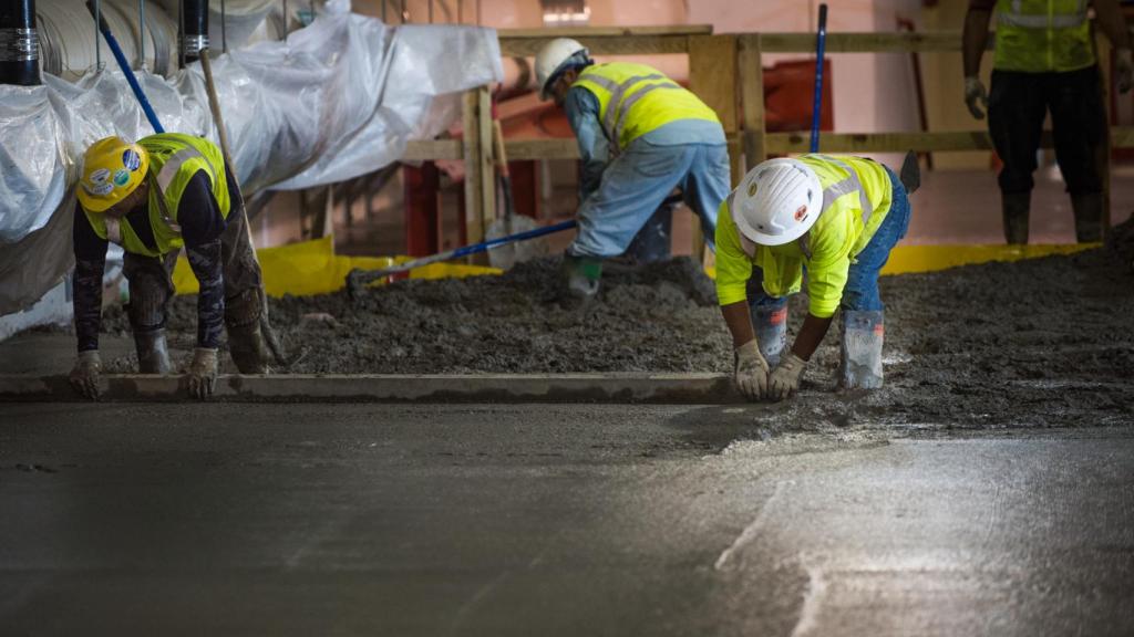 Trabajadores con hormigón