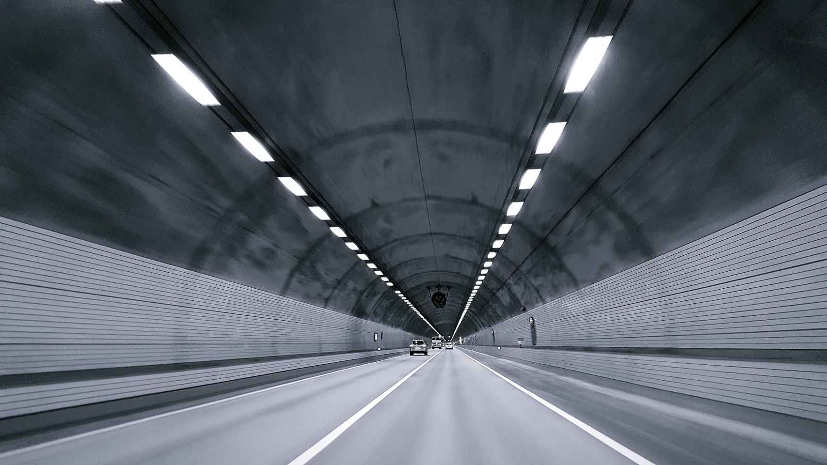 Un túnel al final del que no se aprecia la salida.