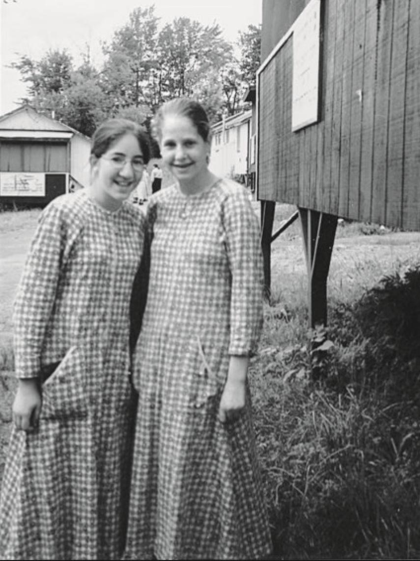 Deborah Feldman con una compañera en el campamento de verano satmaren las montañas de Catskill.