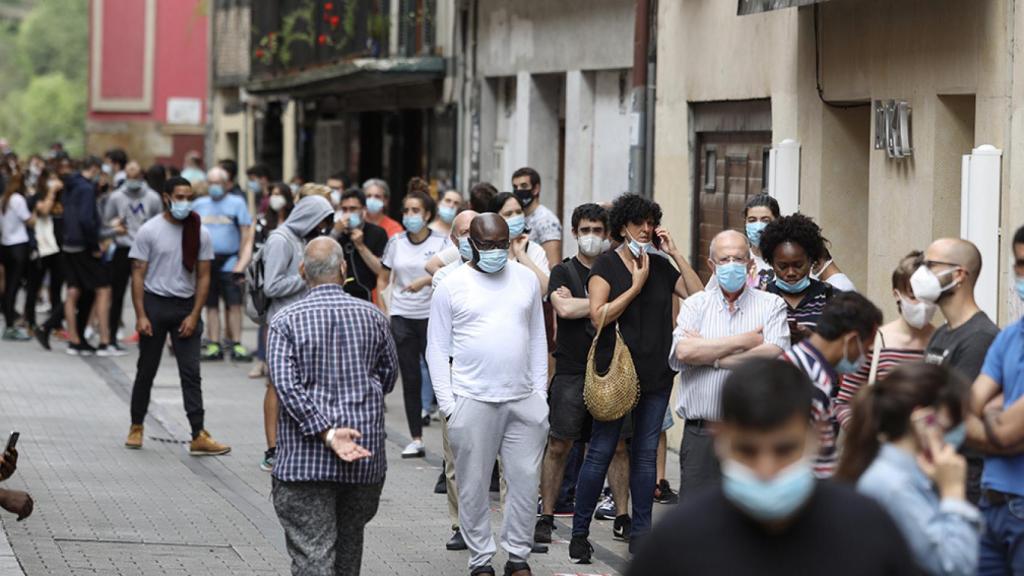 Vecinos de Ordicia hacen cola para realizar un test de coronavirus en las carpas instaladas en el parque Barrena por el Ayuntamiento.