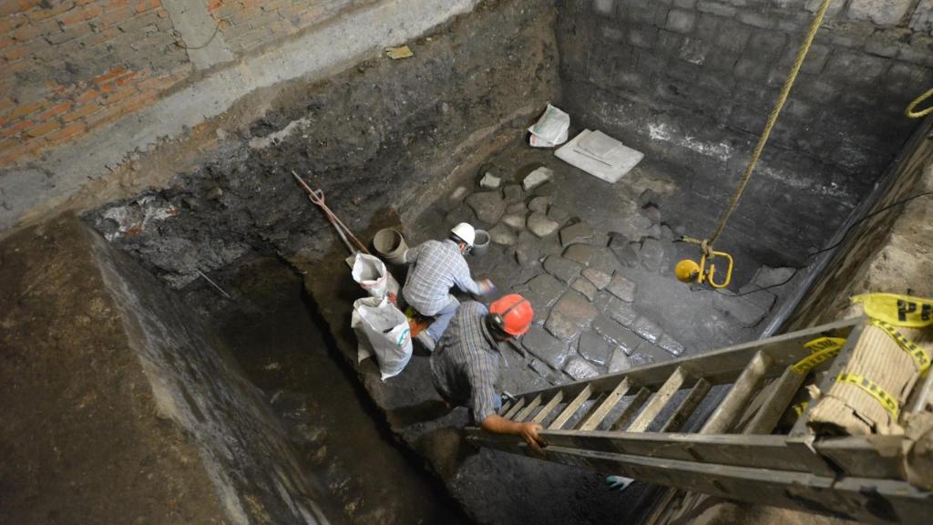 Los arqueólogos trabajando en la zona del palacio prehispánico