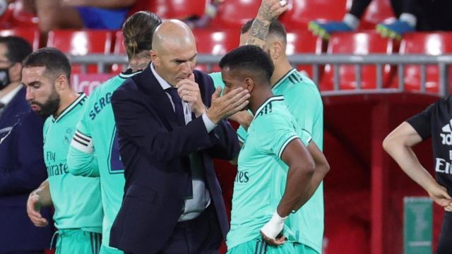 Zidane, junto a Rodrygo en el banquillo del Real Madrid