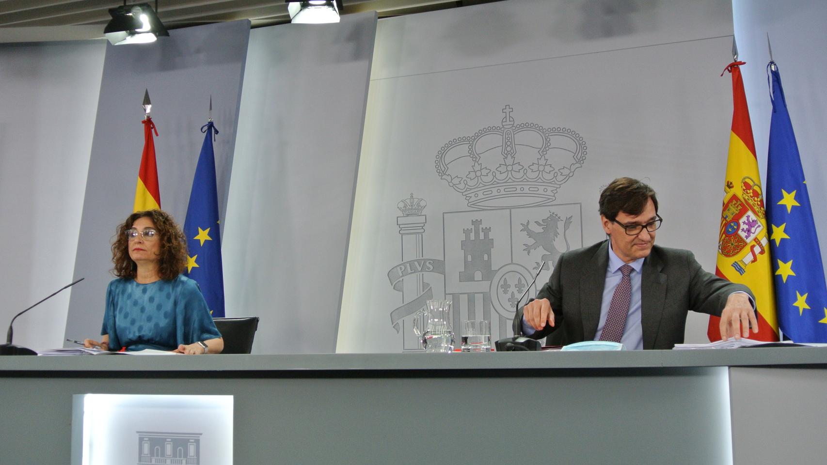María Jesús Montero y Salvador Illa, ministros portavoz y de Sanidad, en rueda de prensa tras el Consejo de Ministros.