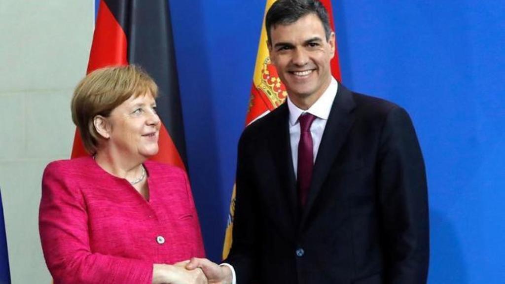 La canciller alemana Angela Merkel estrecha la mano al presidente español Pedro Sánchez.