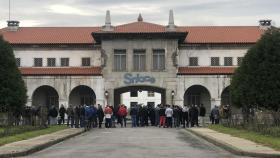 Concentración de trabajadores en la fábrica de Sniace en Torrelavega.