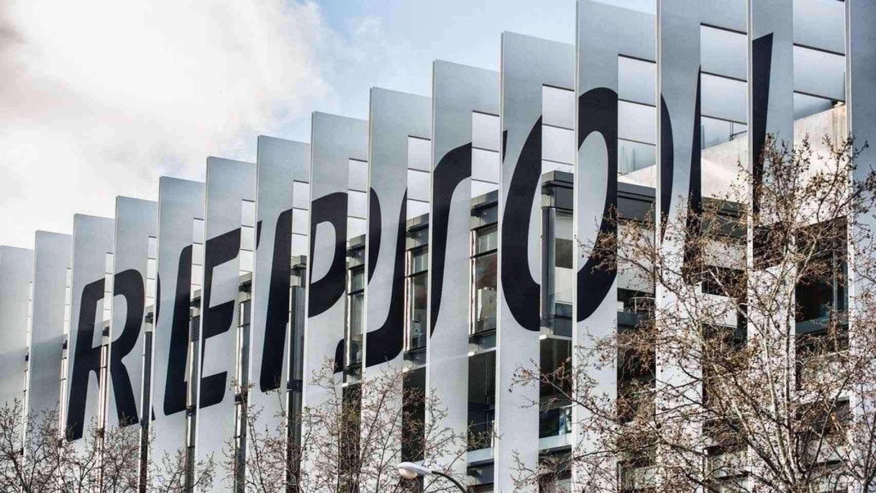 Detalle de la fachada de la sede de Repsol en Madrid.
