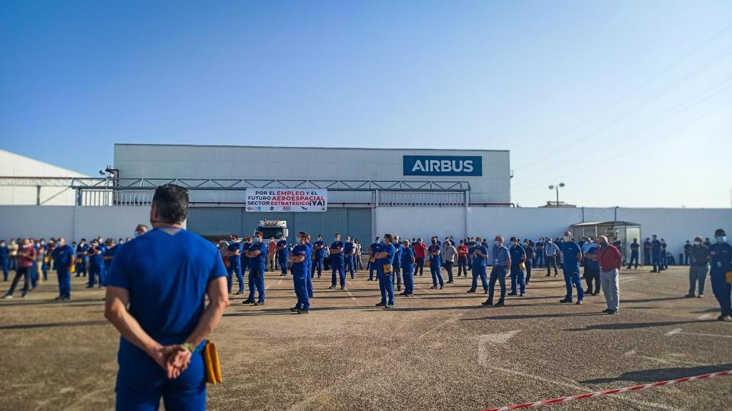 Los trabajadores de Airbus concentrados en la planta de Tablada de Sevilla