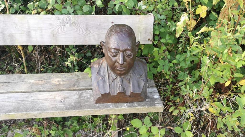 El busto que apareció cerca de la playa de O Regueiro de Bergondo.