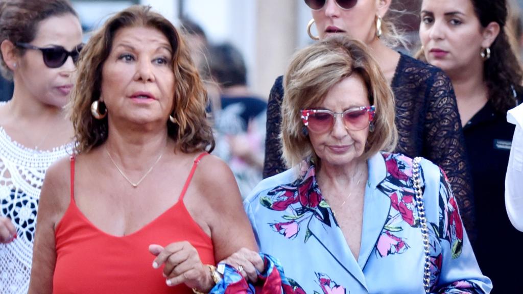 María Teresa Campos y Meli Camacho por las calles de Marbella durante el verano del 2019.