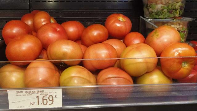 Tomates de ensalada de un supermercado.