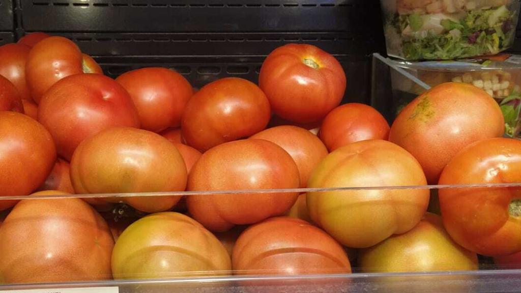 Tomates de ensalada de un supermercado.