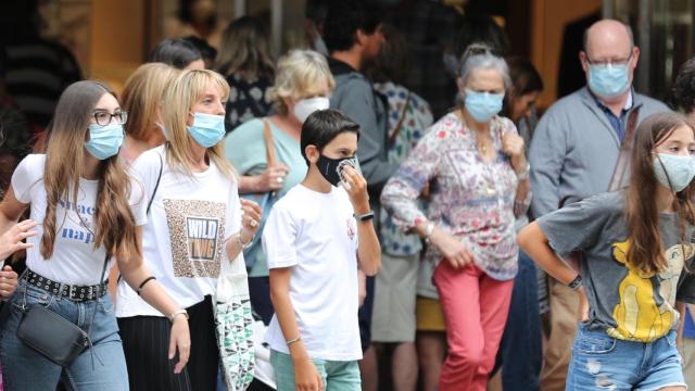 Personas con mascarillas en Bilbao.