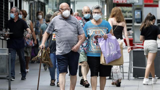 Varias personas en el mercado del barrio de Collblanc de Hospitalet (Barcelona).