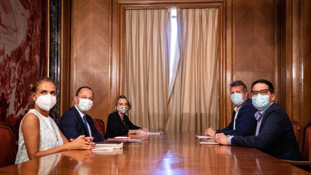 Reunión entre S. Sumelzo, A. R. Gómez de Celis, Raquel González, Carlos Cuadrado y J.M. Espejo-Saavedra.