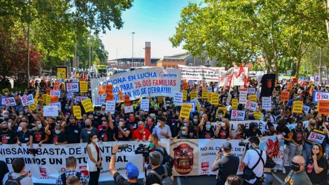 Miles de empleados de Nissan exigen implicación política para las plantas catalanas ante el Congreso